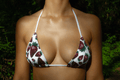 Haut de maillot triangle fraise avec cordon blanc
